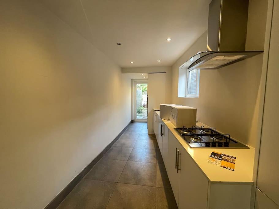 Westfield, 8 Beds, 5 Stations 10min, 20min Holiday home *