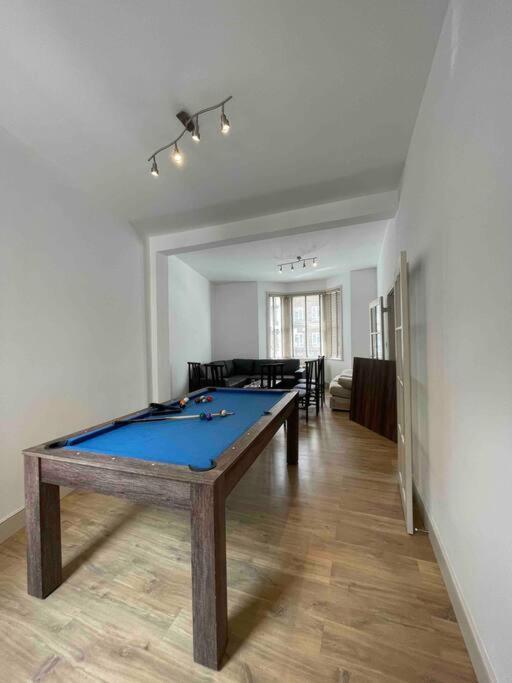 Westfield, 8 Beds, 5 Stations 10min, 20min * Londres