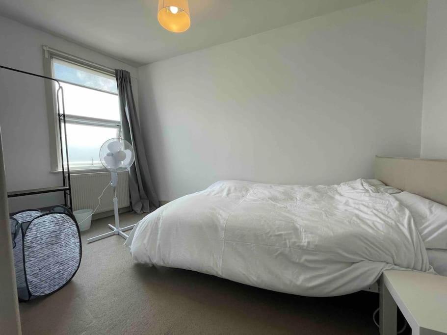 Westfield, 8 Beds, 5 Stations 10min, 20min Holiday home London