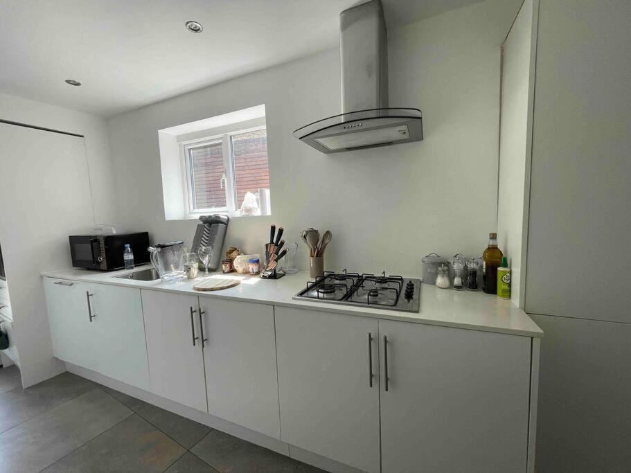 Westfield, 8 Beds, 5 Stations 10min, 20min Holiday home London