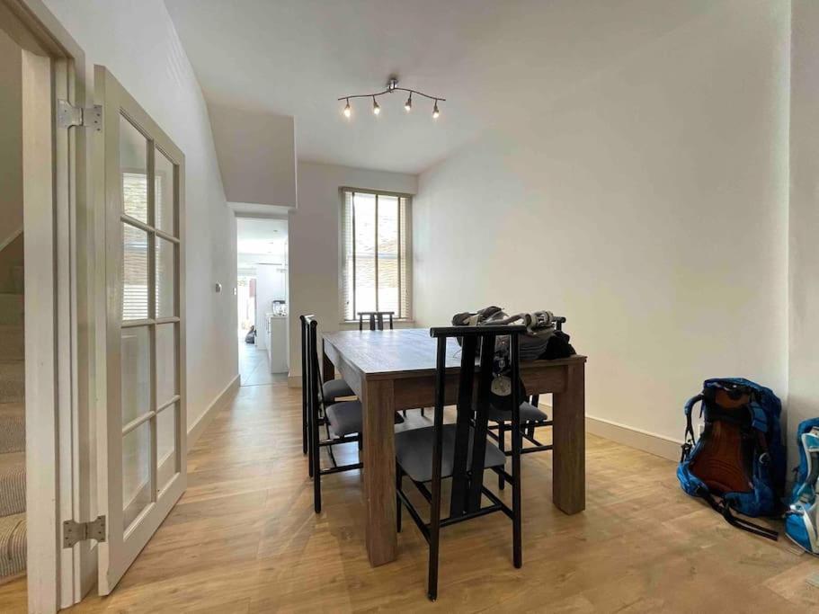Westfield, 8 Beds, 5 Stations 10min, 20min * Londres