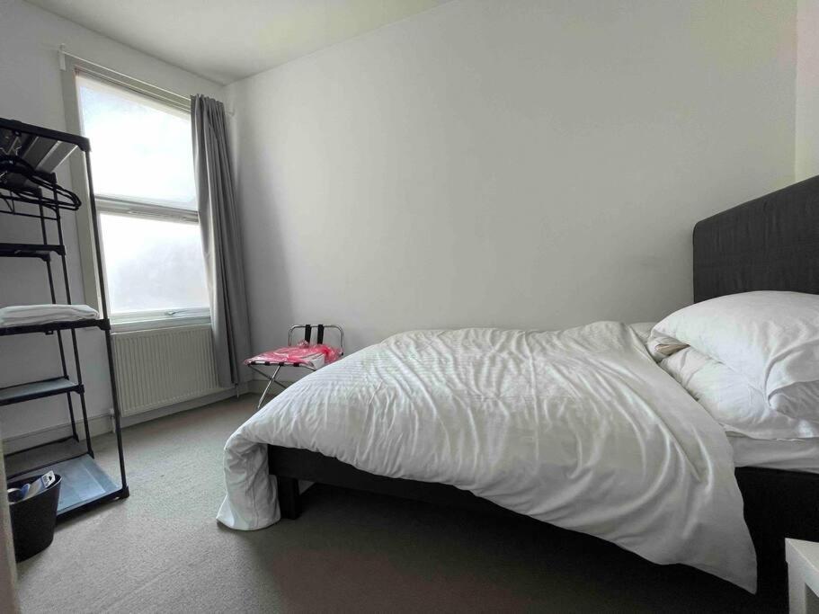Westfield, 8 Beds, 5 Stations 10min, 20min Hébergement de vacances Londres
