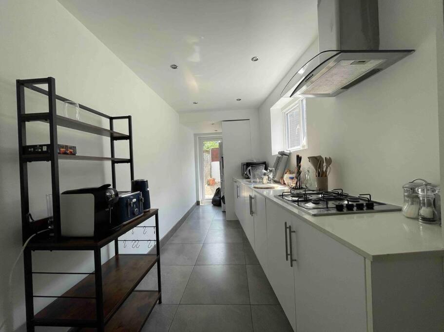 Westfield, 8 Beds, 5 Stations 10min, 20min * Londres