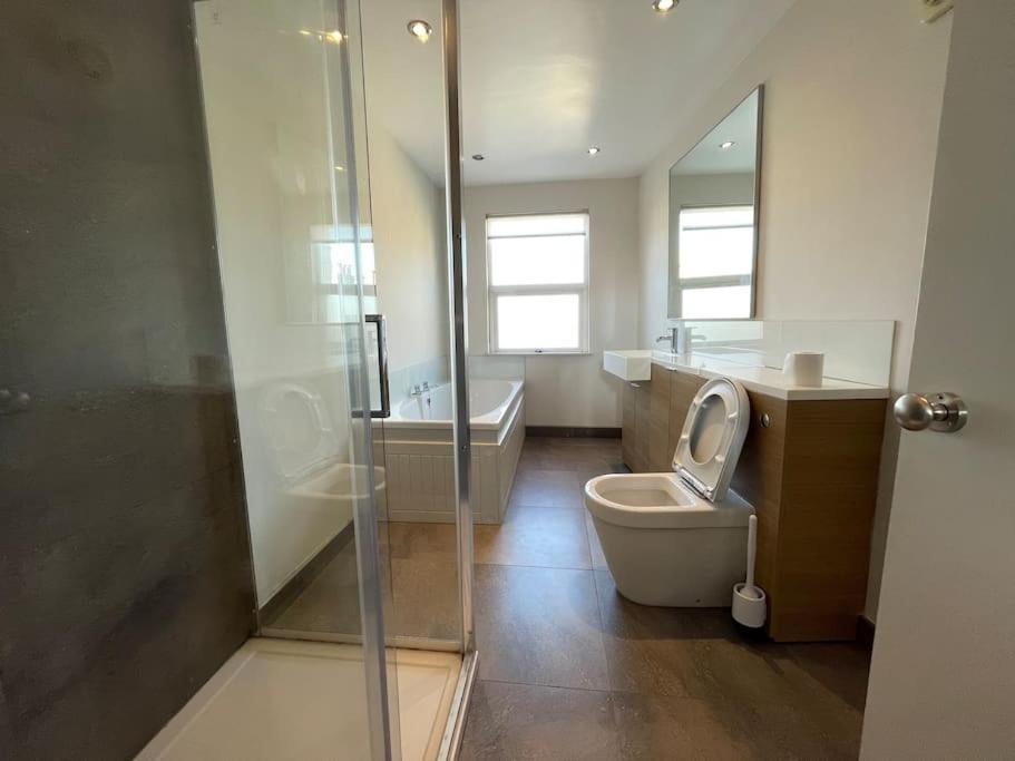 Westfield, 8 Beds, 5 Stations 10min, 20min Londres