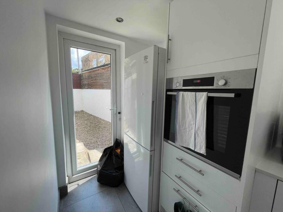 Westfield, 8 Beds, 5 Stations 10min, 20min Hébergement de vacances *