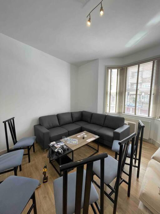 Westfield, 8 Beds, 5 Stations 10min, 20min Hébergement de vacances Londres