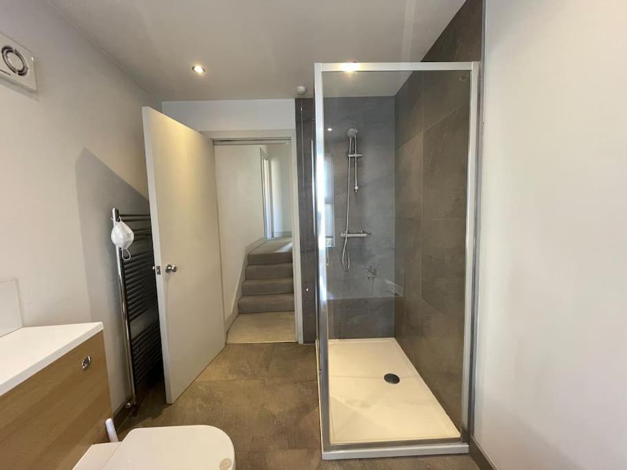 Westfield, 8 Beds, 5 Stations 10min, 20min * Londres