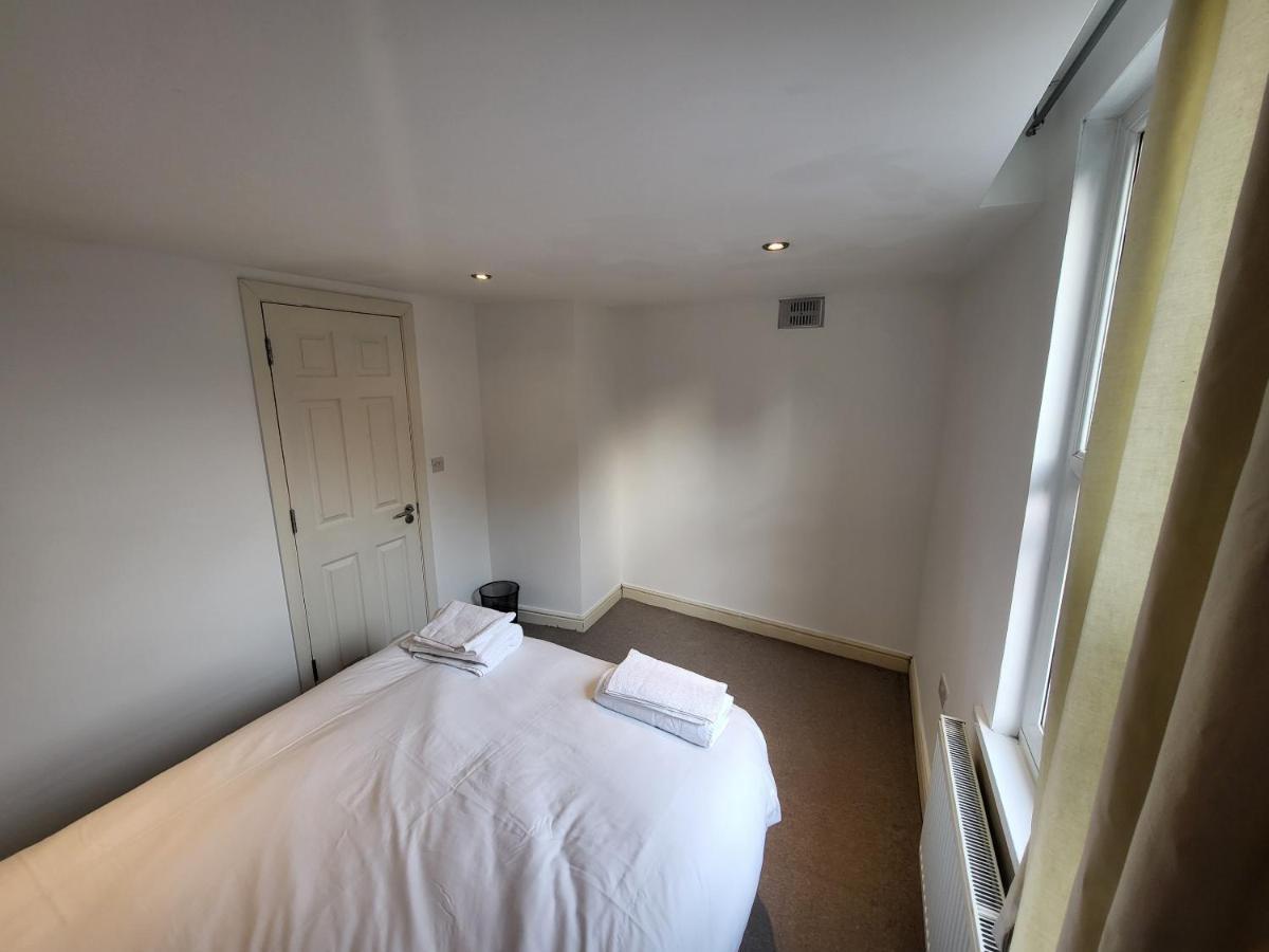 Large 4 Bedroom House In Lejlighed