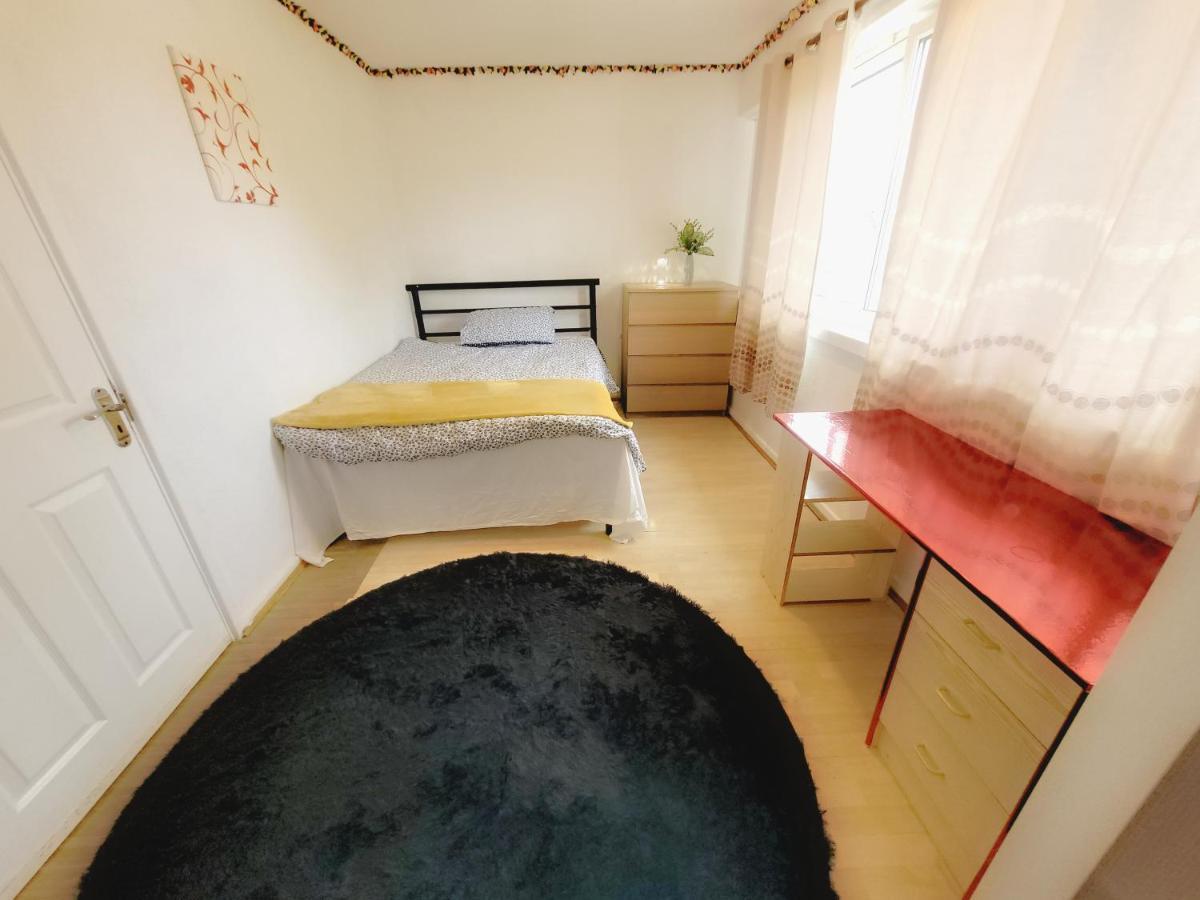 Excellent Double In Cheap Rate Around Rum i privatbostad London