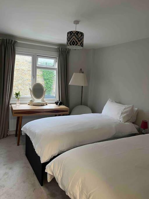 A Cosy 1 Bedroom Flat In South West * London
