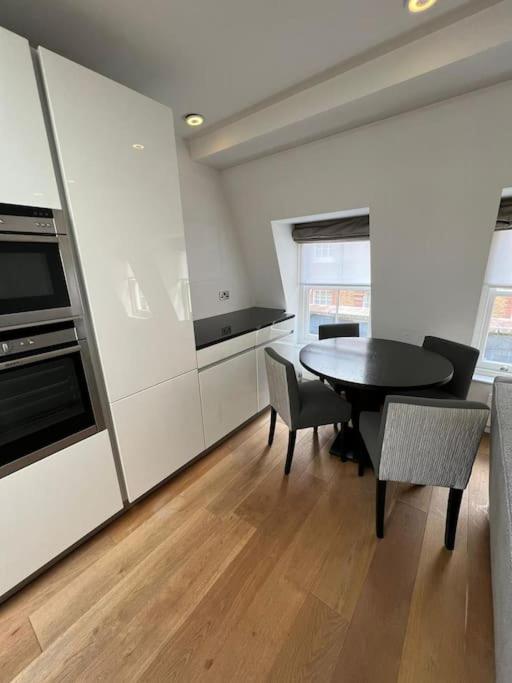 Modern Flat In Mayfair Apartment *