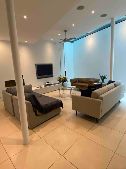 Stunning 4 Bed Mews House With Patio * London