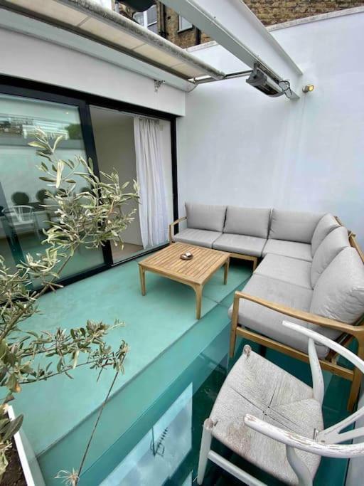 Stunning 4 Bed Mews House With Patio * London