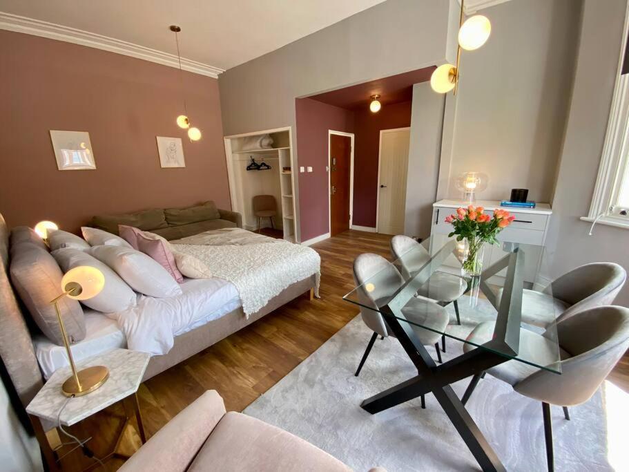 For 3 Near Regents Park N5 * Londra