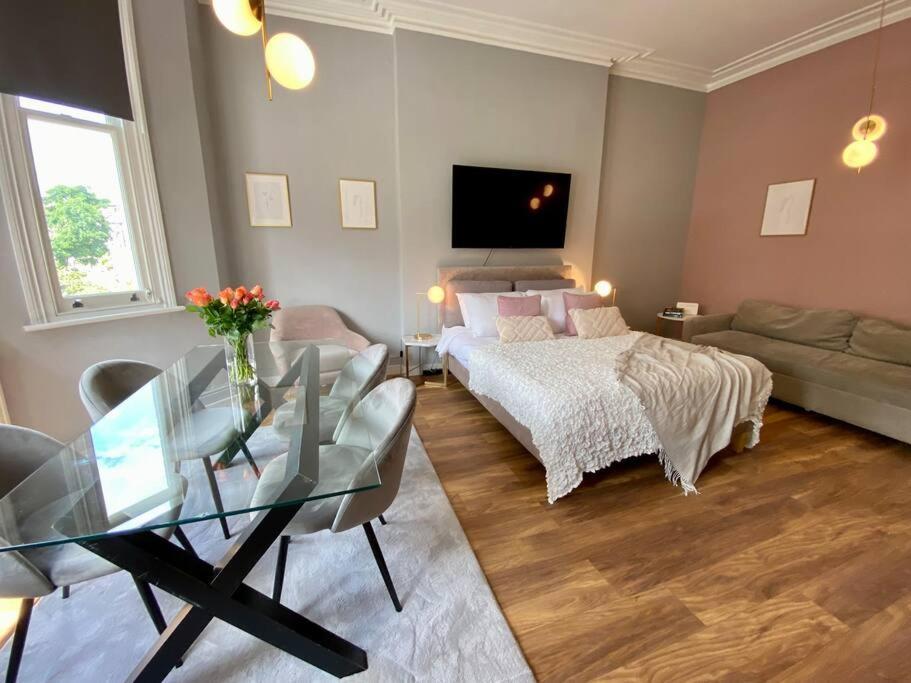 For 3 Near Regents Park N5 * Londra