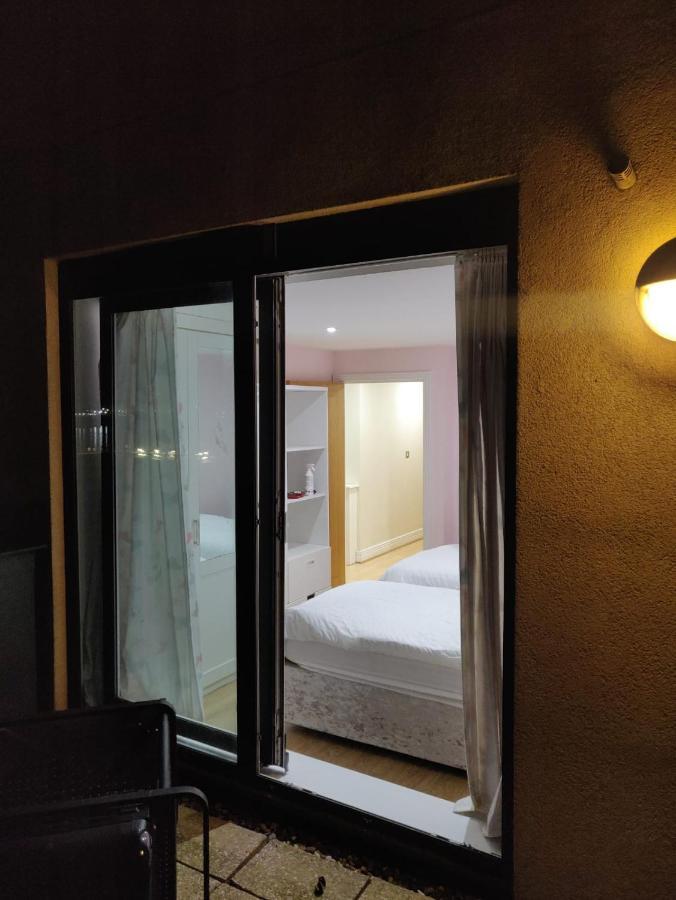 3 Bedrooms 2 Baths, Overlooking The River Near Excel, O2, Airport - Sleeps Up To 6 Appartement Londen