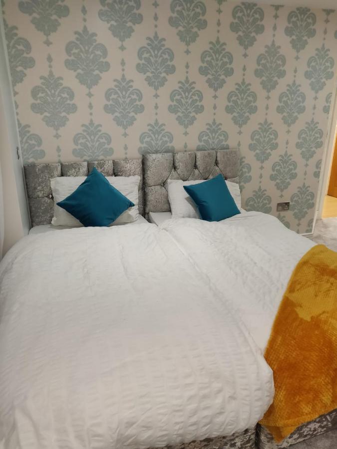 3 Bedrooms 2 Baths, Overlooking The River Near Excel, O2, Airport - Sleeps Up To 6 * Londen