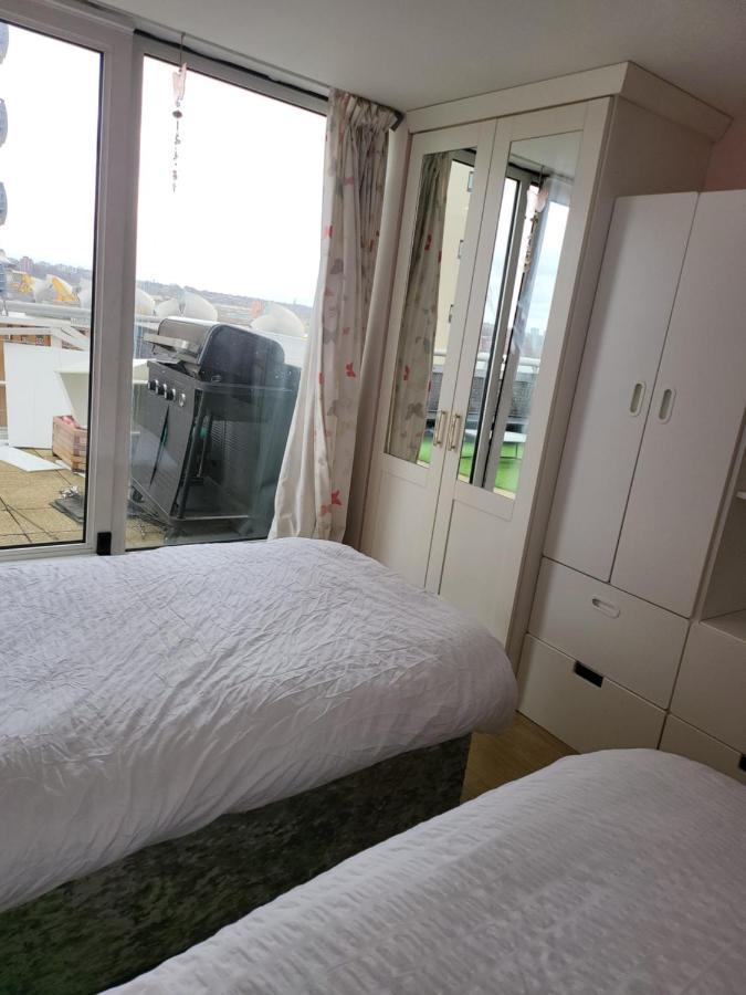 3 Bedrooms 2 Baths, Overlooking The River Near Excel, O2, Airport - Sleeps Up To 6 * Londen