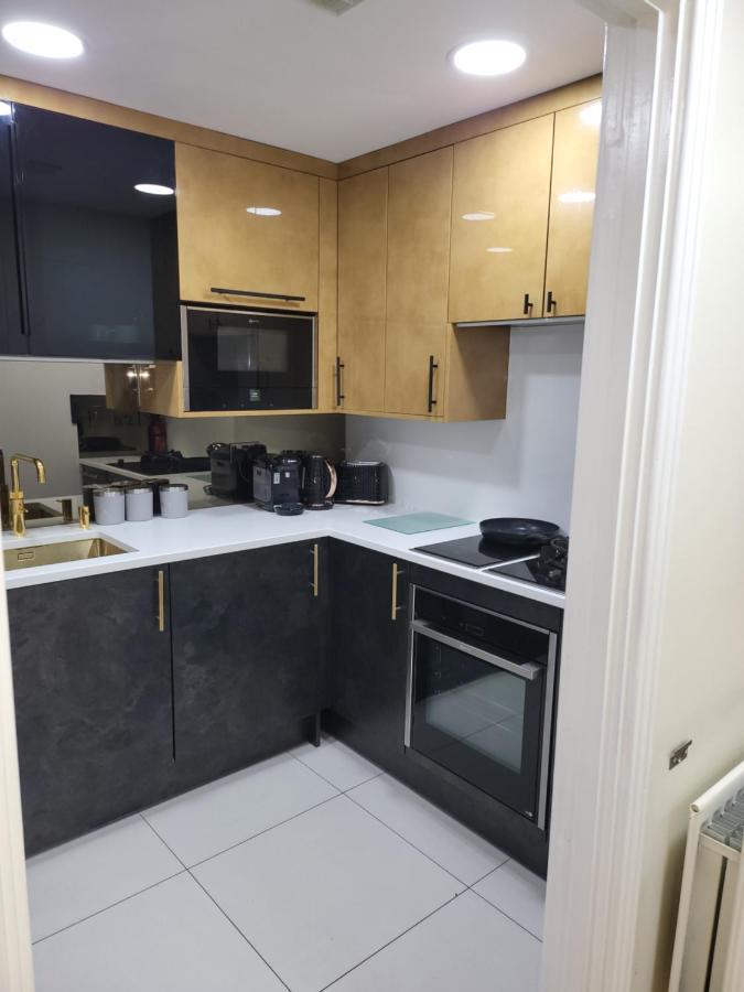 3 Bedrooms 2 Baths, Overlooking The River Near Excel, O2, Airport - Sleeps Up To 6 Apartment London