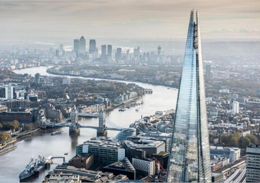Bridge At Tower Bridge The Shard And Borough Market Londen