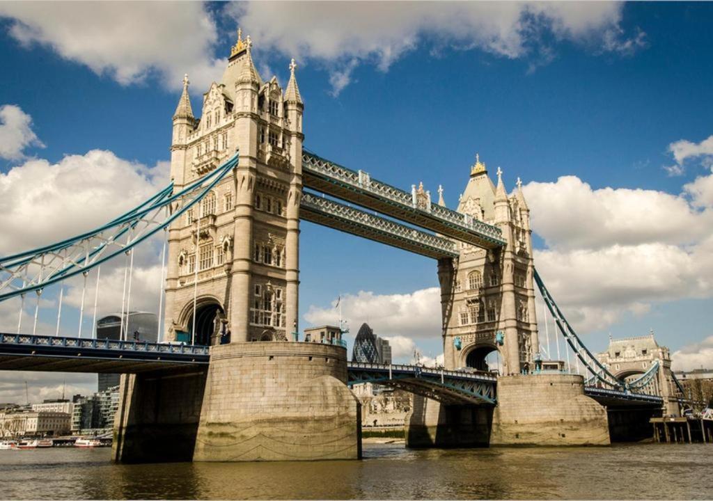 Bridge At Tower Bridge The Shard And Borough Market Londen