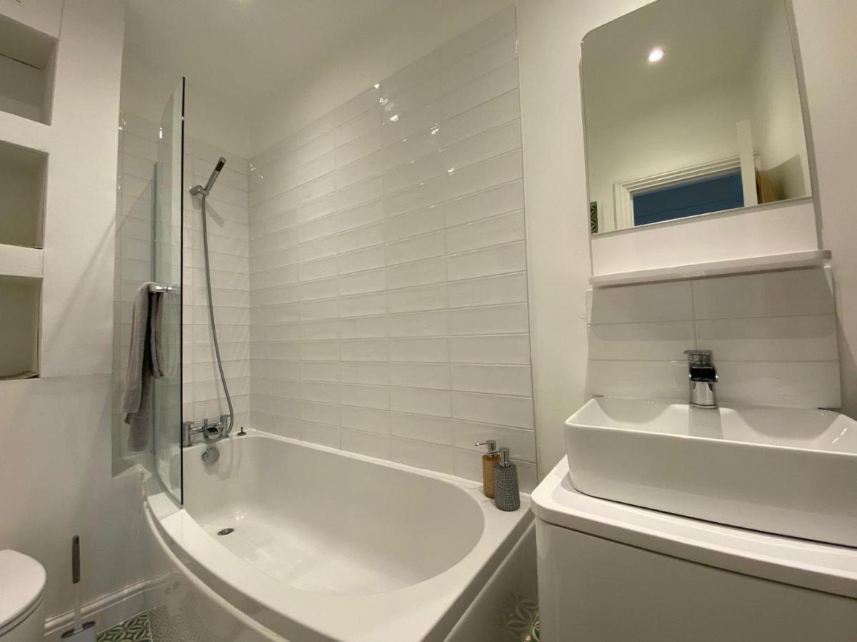 Spacious 1 Bedroom Flat With Private Garden. Ideal For Business Travelers And Couples. 2 Mins Away From Paddington Station. Appartement