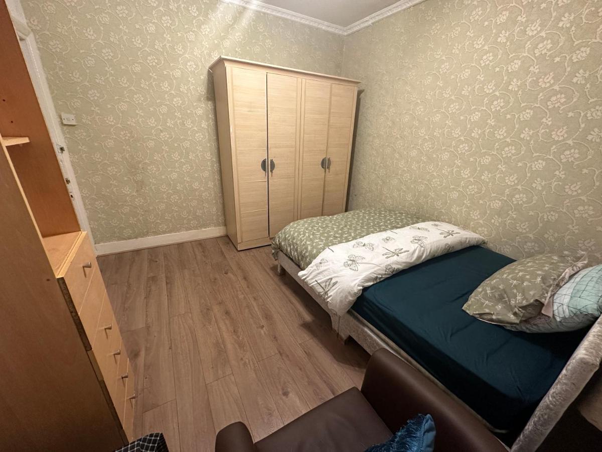 4 Double Bed Family 15 Mins From Central Ldn Lägenhet