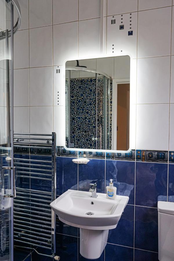 Luxury 5 Star Apartments, Parking, Garden, Near Metro Stations 10-15mins To Appartement