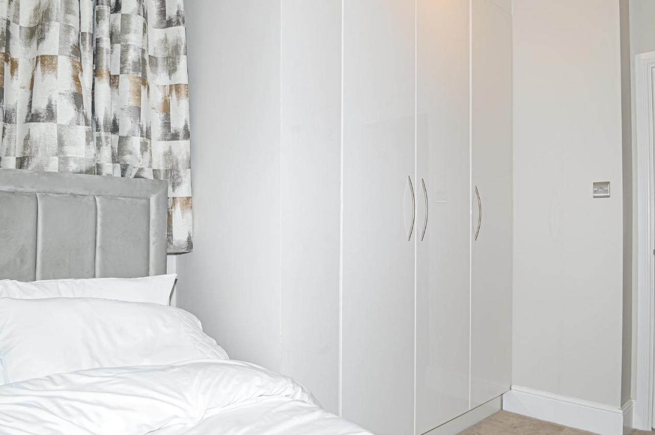 Luxury 5 Star Apartments, Parking, Garden, Near Metro Stations 10-15mins To Appartement Londen