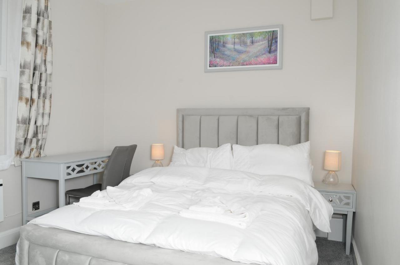 Luxury 5 Star Apartments, Parking, Garden, Near Metro Stations 10-15mins To Appartement