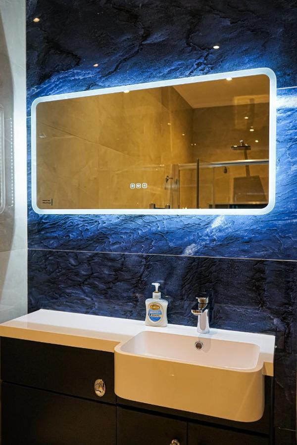 Luxury 5 Star Apartments, Parking, Garden, Near Metro Stations 10-15mins To Appartement