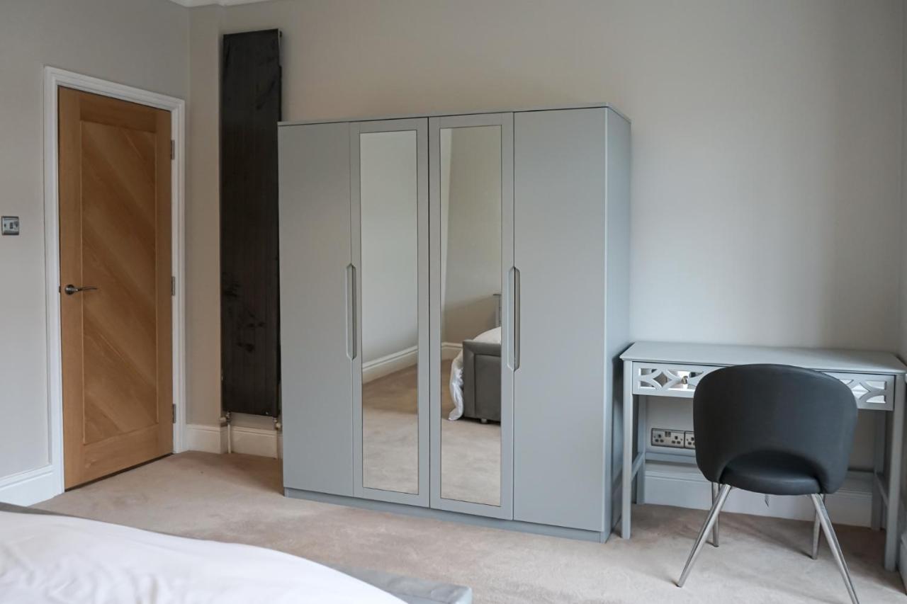 Luxury 5 Star Apartments, Parking, Garden, Near Metro Stations 10-15mins To Appartement Londen