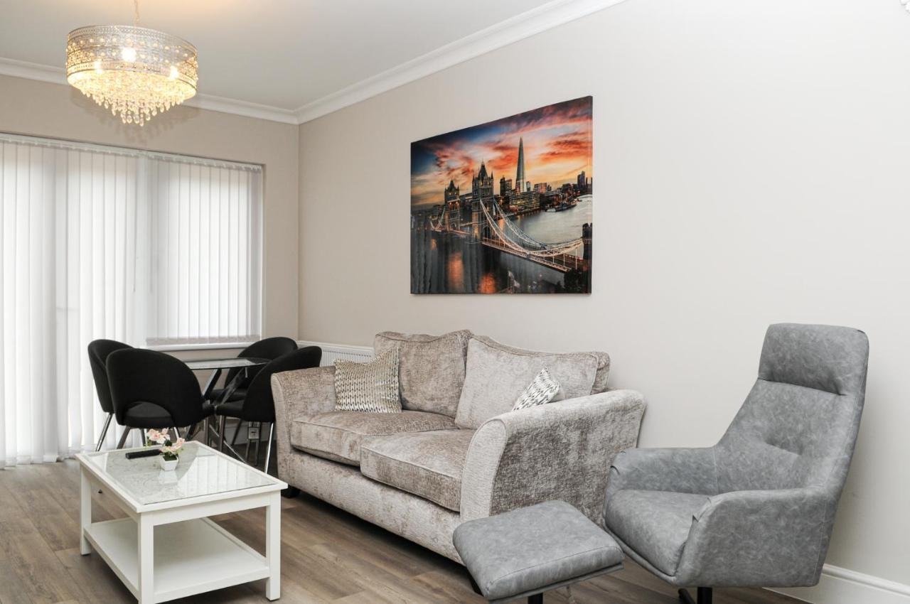 Luxury 5 Star Apartments, Parking, Garden, Near Metro Stations 10-15mins To Appartement