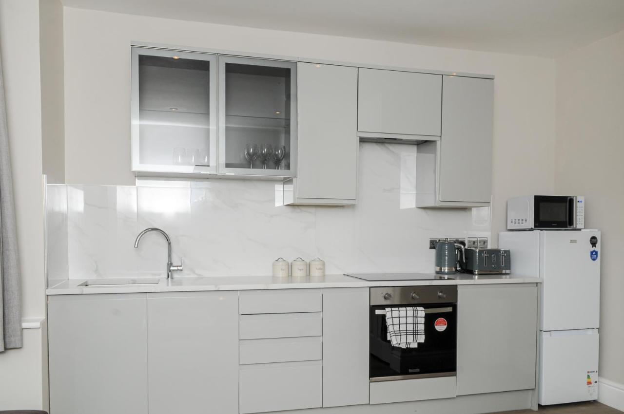 Luxury 5 Star Apartments, Parking, Garden, Near Metro Stations 10-15mins To Appartement Londen