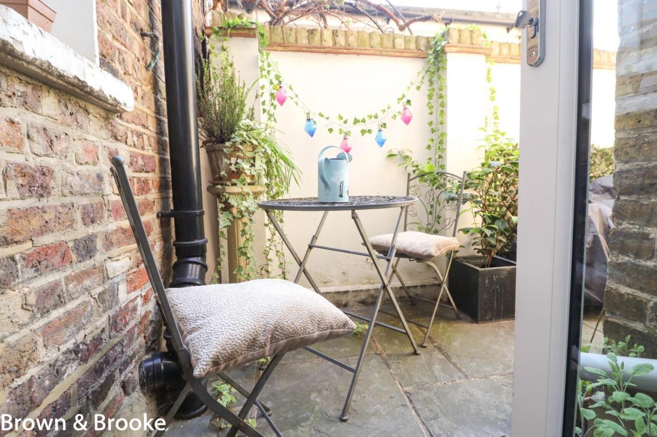 Stylish & Spacious 3 Bed Victorian House Sleeps Up To 7 - Near O2, Museums, Excel, Mazehill Station 12 Mins Direct Into Bridge * Londen