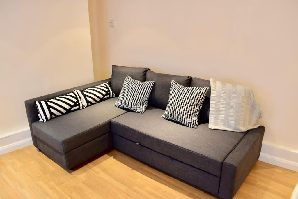 Cosy 1 Bedroom Flat Near The Eye Lägenhet