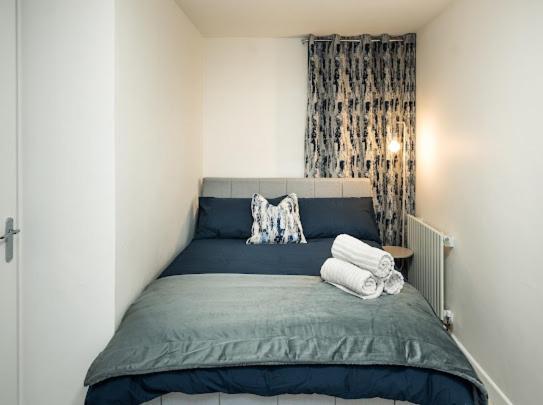 New Modern Hybrid 4 Bedroom 7 Bed 9 Guest Capacity Apartment
