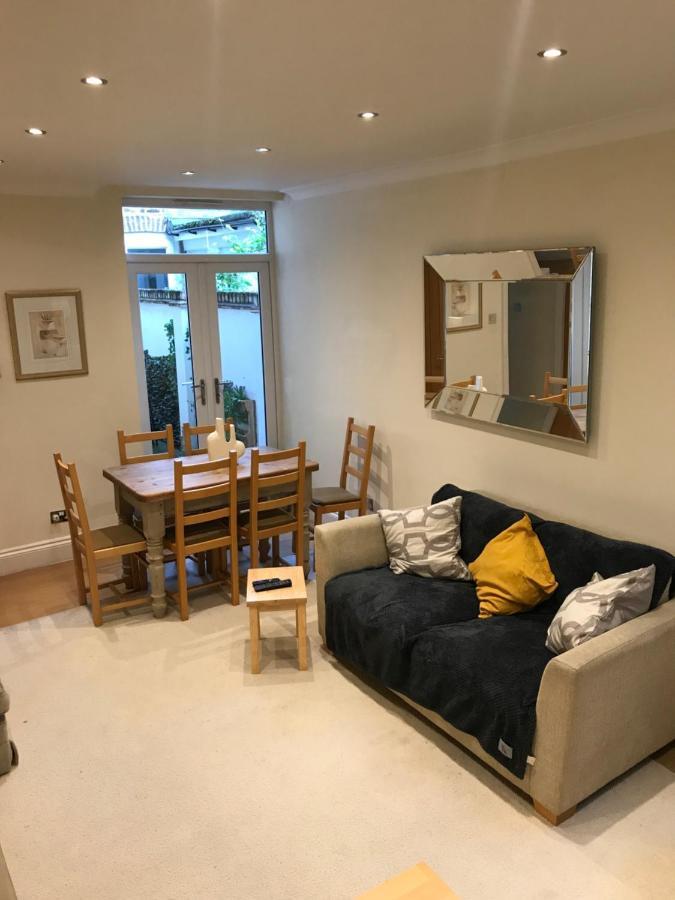 Stylish & Spacious 3 Bed Victorian House Sleeps Up To 7 - Near O2, Museums, Excel, Mazehill Station 12 Mins Direct Into Bridge Hébergement de vacances Londres