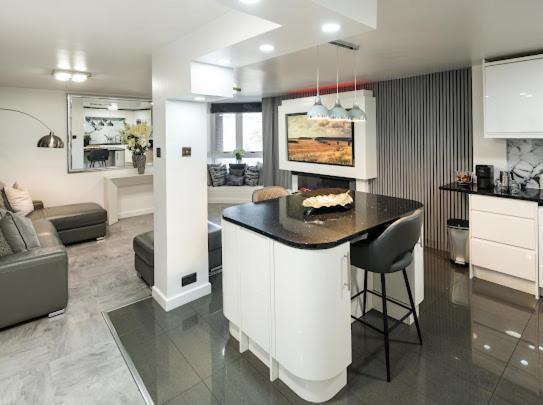 New Modern Hybrid 4 Bedroom 7 Bed 9 Guest Capacity London