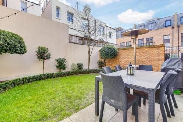 3 Bed/3.5 Bath Gated Mews House W/ Private Garden Ferienhaus London