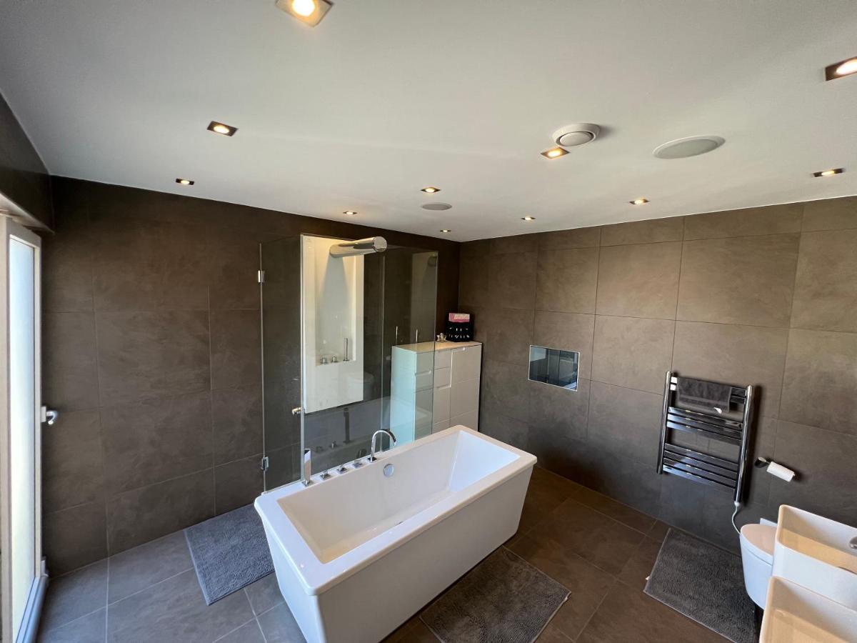 3 Bed/3.5 Bath Gated Mews House W/ Private Garden Ferienhaus