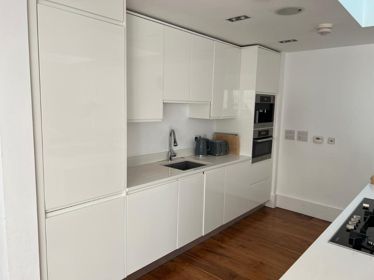 3 Bed/3.5 Bath Gated Mews House W/ Private Garden *