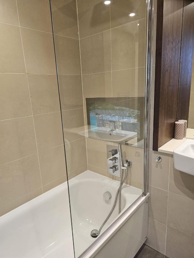 2 Bed Luxurious Canary Wharf Leilighet