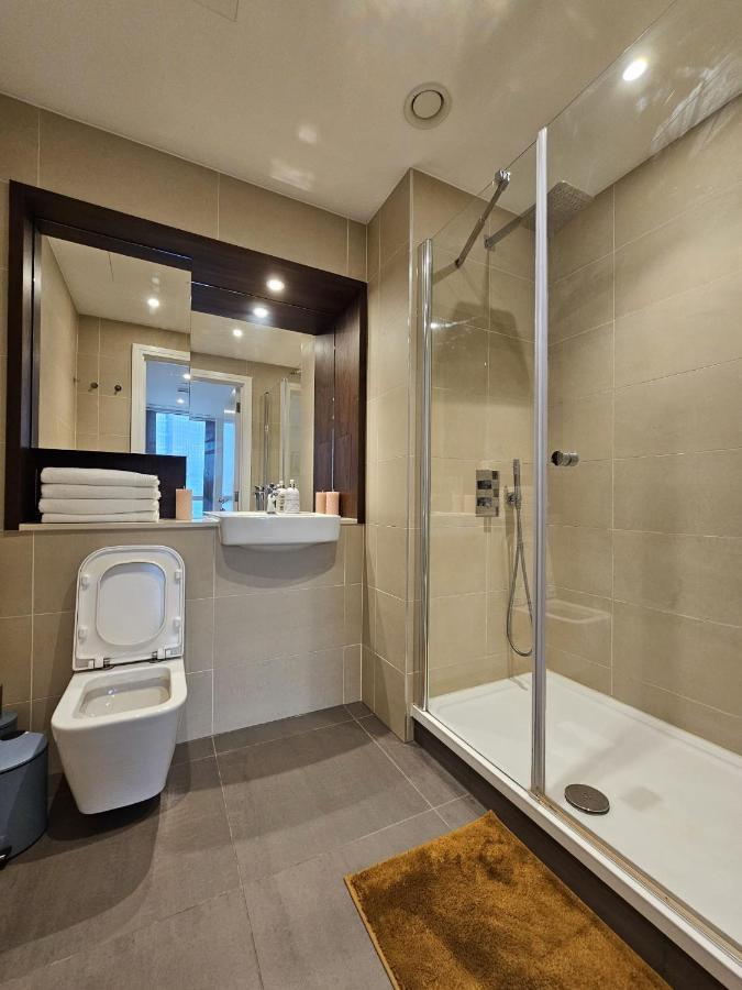 2 Bed Luxurious Canary Wharf Leilighet London