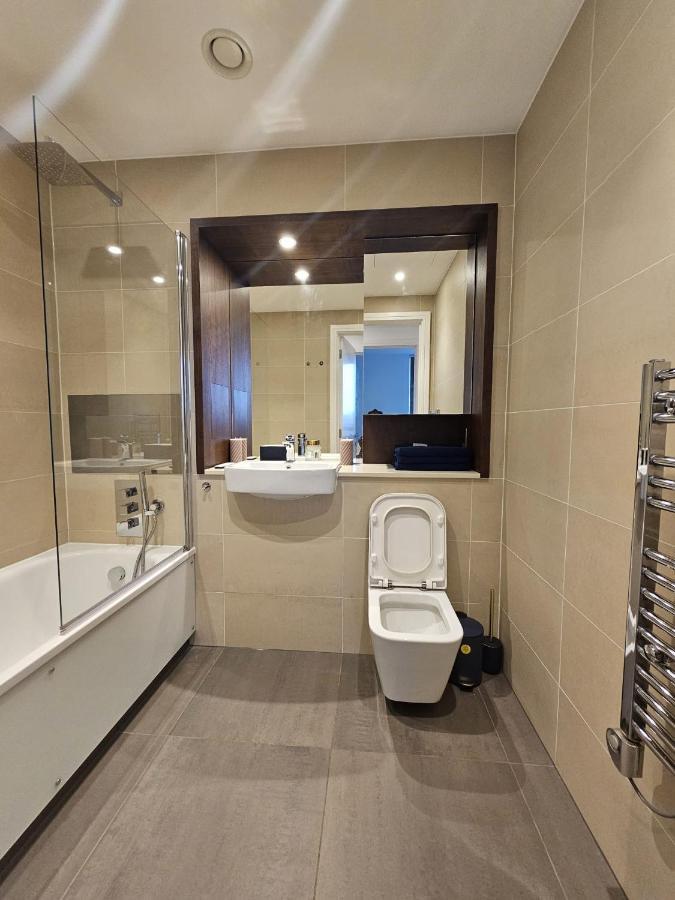 2 Bed Luxurious Canary Wharf Leilighet London
