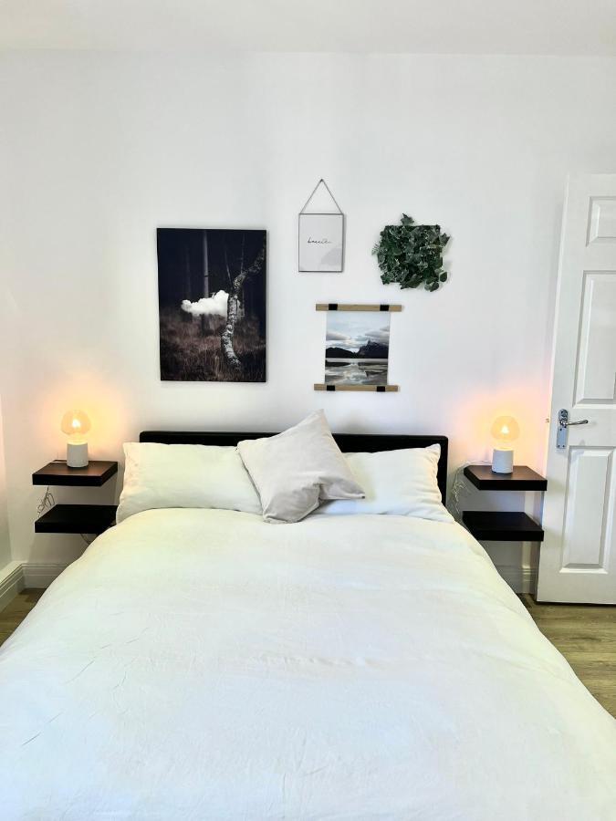 Bright & Spacious 1 Bed Steps From Hyde Park