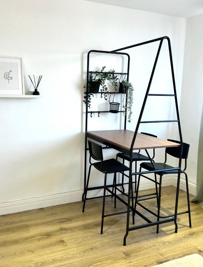 Bright & Spacious 1 Bed Steps From Hyde Park Appartement