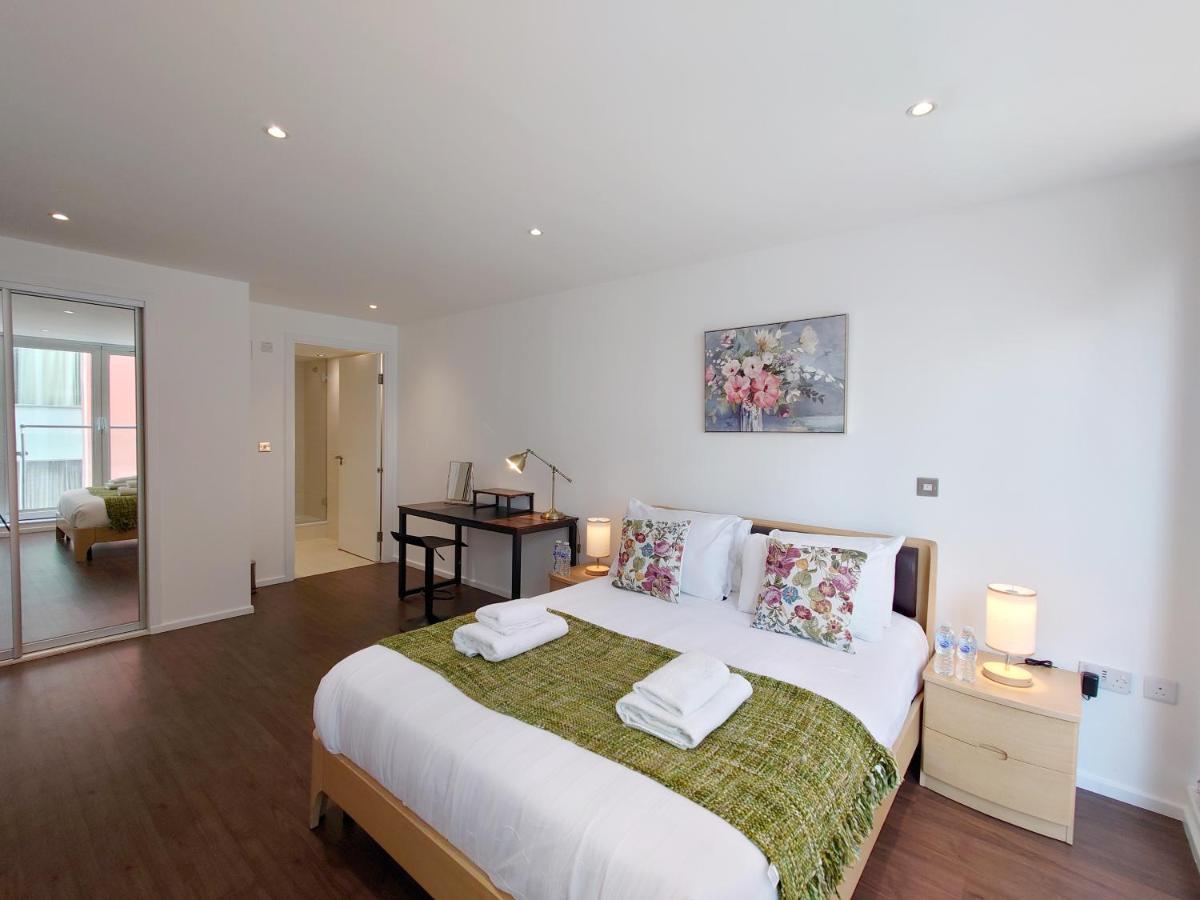 Fully Serviced Two Bed By Excel & O2 *