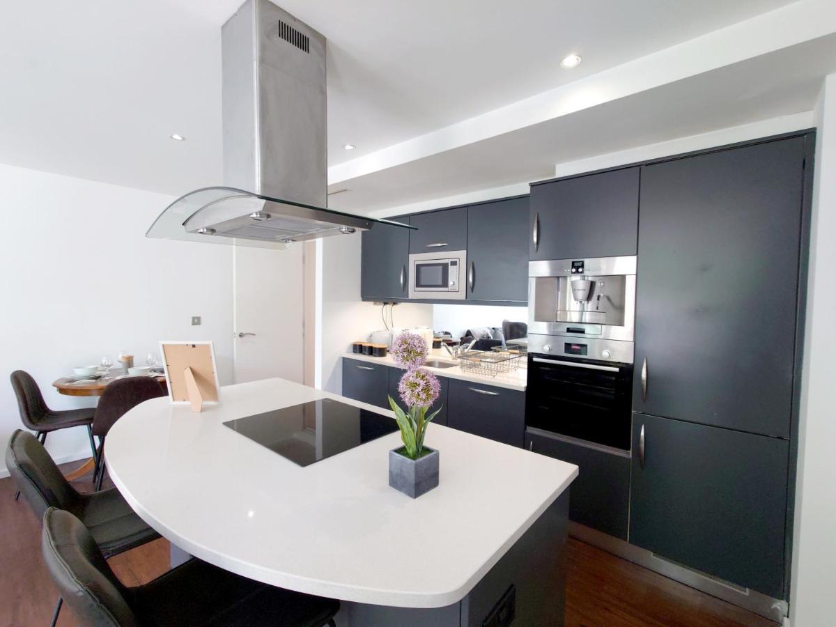 Fully Serviced Two Bed By Excel & O2 *