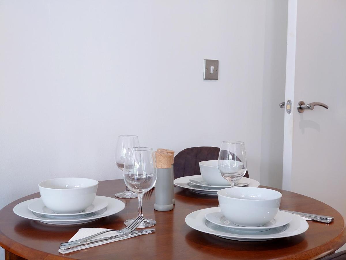 Fully Serviced Two Bed By Excel & O2 Apartment